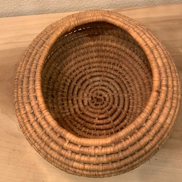 Hand woven basket - Picture 2 of 2